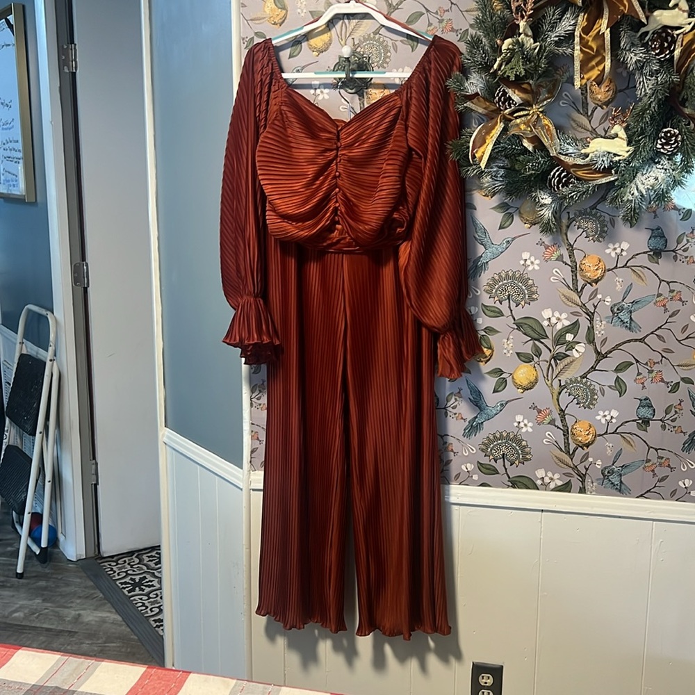 *Matching Set* EUC!! 2 piece Crop Top style top with bell sleeves& matching pant